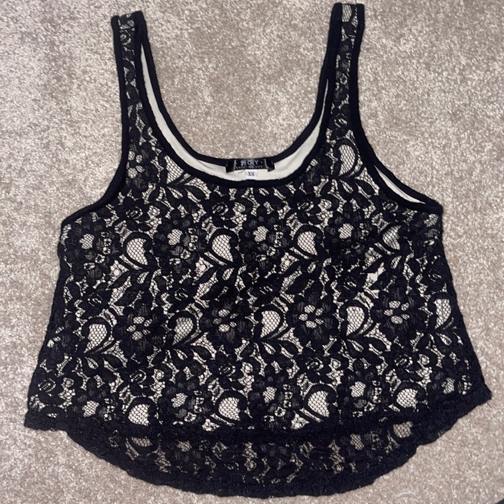 Adorable mid-drift lacy top.